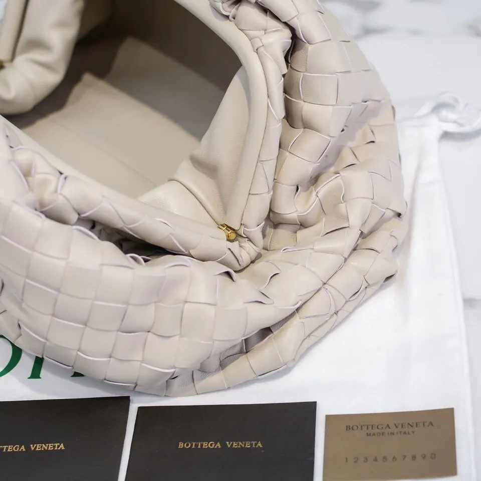🔥🔥The counterattack of the popular Bottega Veneta started with this series of cloud bags, which went viral in the fashion circle and started a craze! Out of stock, out of stock, out of stock... One piece is hard to find, super hard to buy, regardless of age, season, or occasion. Very classy. Really, if you carry this on the road, it will turn heads! This is also the reason why this series is so expensive. Large size: 38*20*8.5cm [Big clouds and large grid weaving]